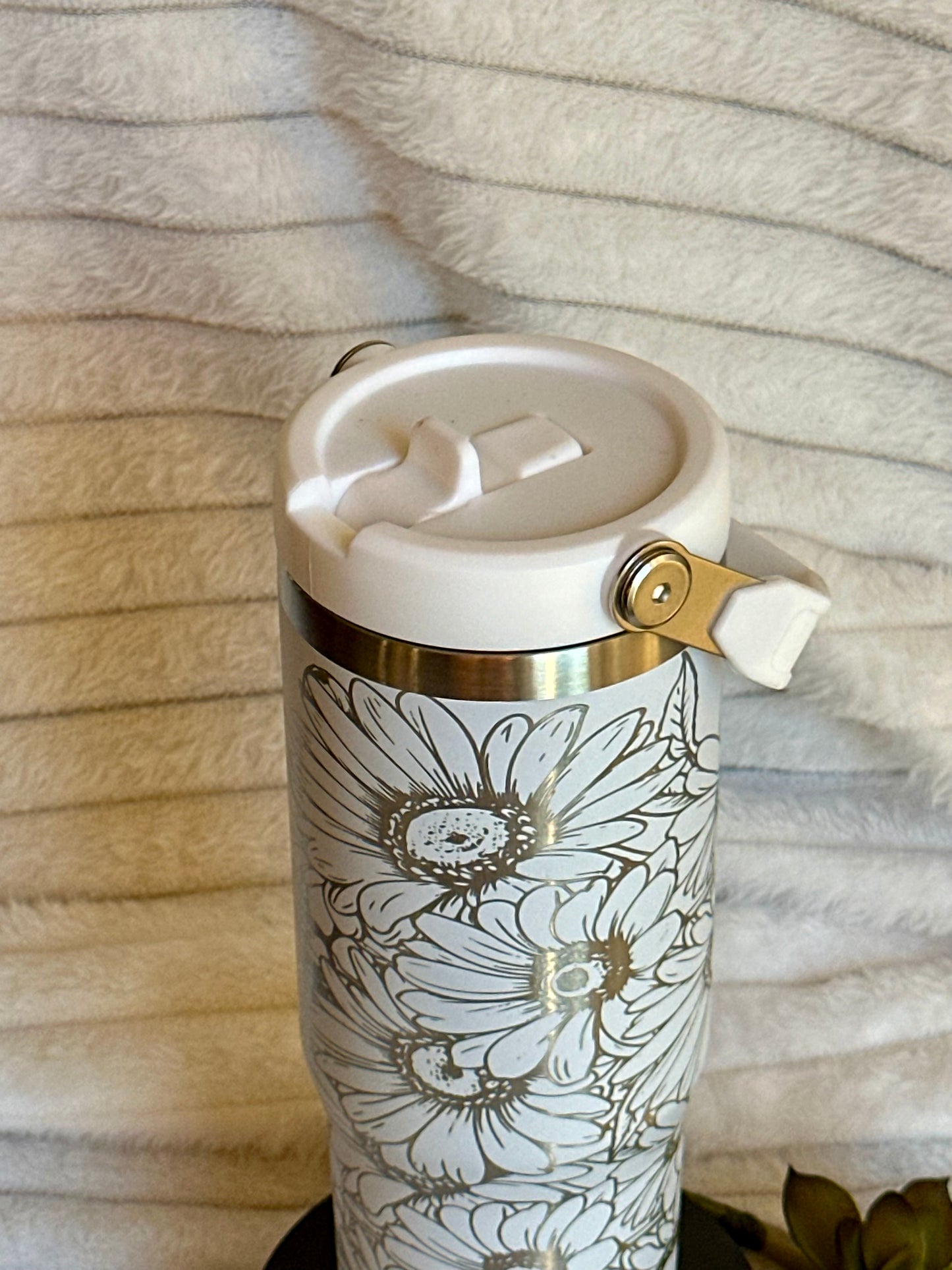 Daisy 30oz Flip Straw Tumbler With Handle