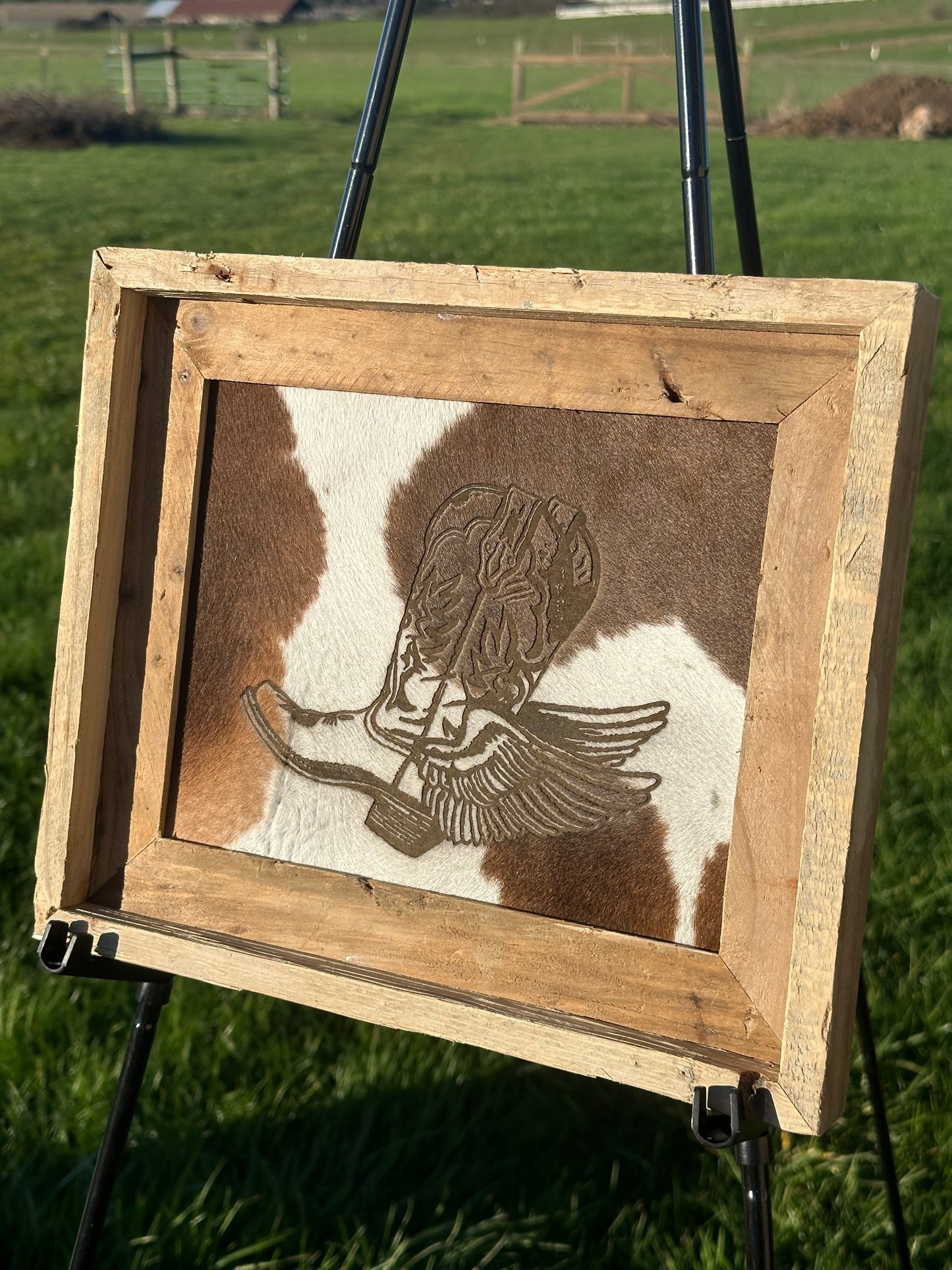 Small Engraved Cowhide Picture-Winged Boot