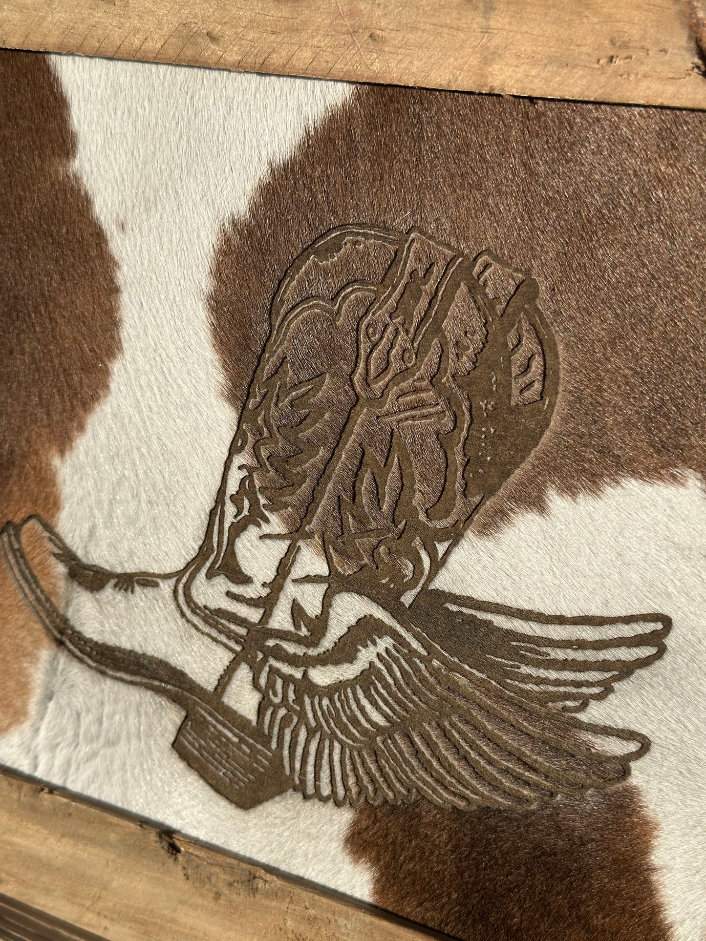 Small Engraved Cowhide Picture-Winged Boot